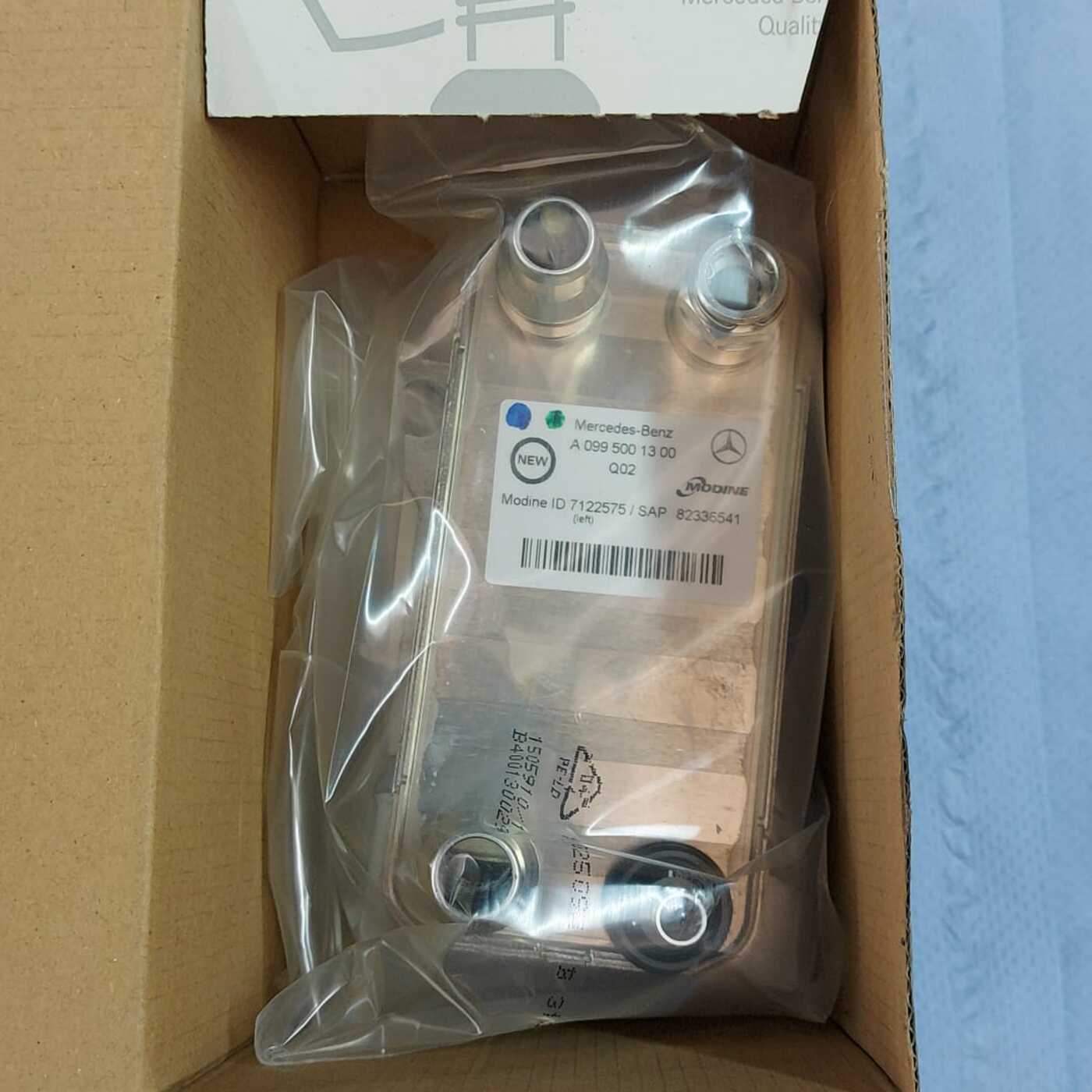 Mercedes Ölkühler A0995001300 Neu - Originalfoto